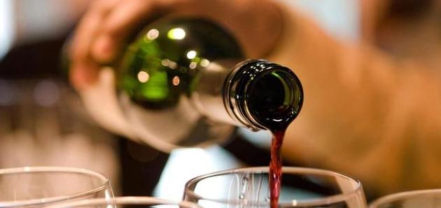 每天睡前一杯红酒会怎样(每晚临睡前喝一杯红酒的利弊)