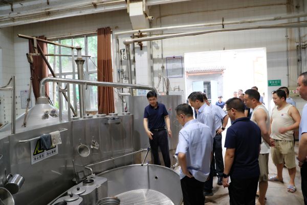 茅台总经理李静仁调研生产一线项目改造及茅台酒四轮次生产